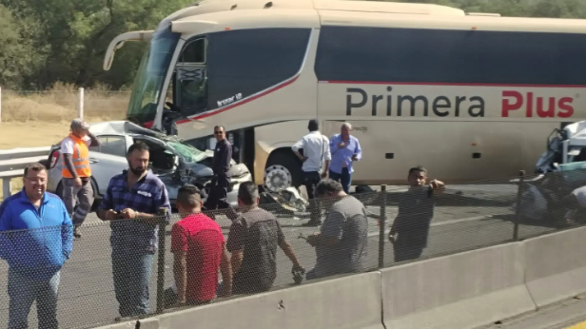 pasajeros decendiendo del autobús